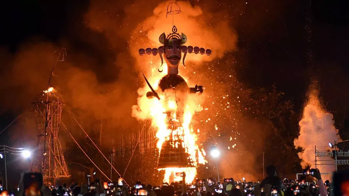 हिसार में आज 55 फीट ऊंचे रावण का दहन होगा:5 जगहों पर दशहरा महोत्सव, पुराना गवर्नमेंट कॉलेज मैदान में सबसे बड़ा कार्यक्रम