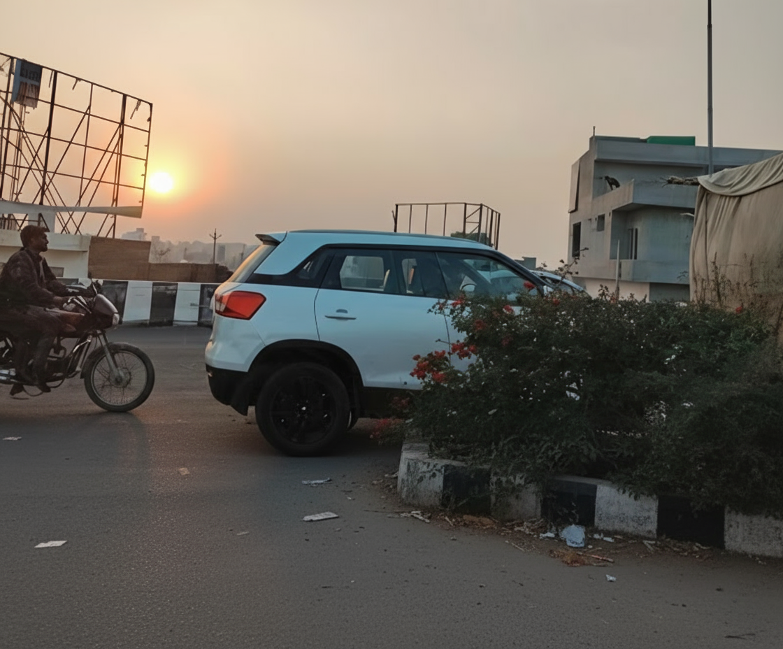 हिसार–अग्रोहा फ्लाईओवर पर ओवरटेकिंग के दौरान कार अनियंत्रित होकर नीचे गिर गई!