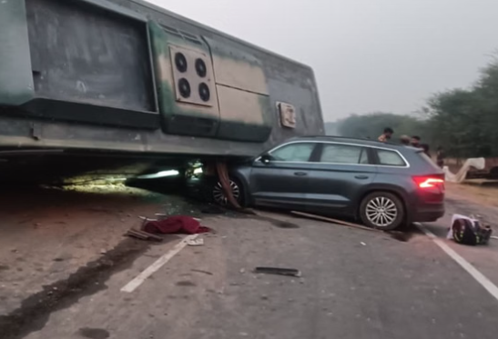 सिवानी मंडी में बड़ा हादसा: जयपुर से अमृतसर जा रही स्लीपर बस ट्रैक्टर से भिड़ी, चालक गंभीर रूप से घायल