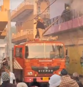 हिसार में दुकान के ऊपर बने मकान में भीषण आग: सिलेंडर धमाके से मचा हड़कंप, पूरा इलाका दहला—परिवार बाल-बाल बचा!