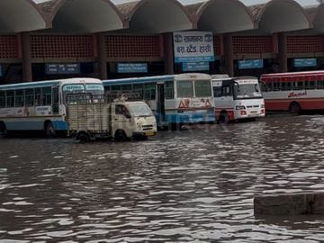 हांसी में मूसलाधार बारिश से जनजीवन प्रभावित, गांव में बिजली के पोल और ट्रांसफॉर्मर गिरा