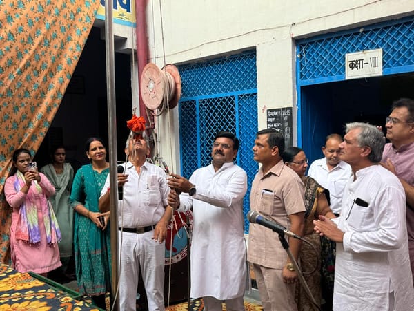 विद्या नगर में मुख्य अतिथि के रूप में मनोेज बुधाकिया ने ध्वजारोहण कर कार्यक्रम का शुभारंभ किया।