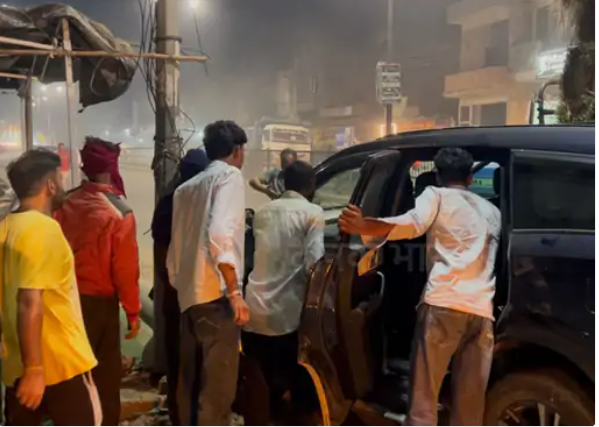 हांसी में गैस पाइपलाइन से टकराई कार: ओवरलोड ट्रॉली को बचाने के चक्कर में हुआ हादसा, एक युवक घायल