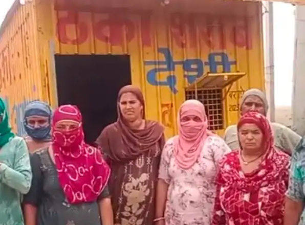 हिसार में शराब ठेके पर बवाल, महिलाओं ने ठेके के विरोध में धरना दिया