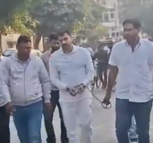 हिसार में गैंगस्टर दलजीत सिहाग का परेड-स्टाइल मार्च: हांसी पुलिस झज्जर से लाई, 61 मुकदमों में वांछित अपराधी को बेड़ियों में घुमाया!